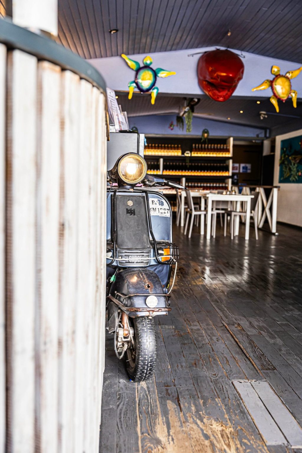 Scooter vintage à l’entrée